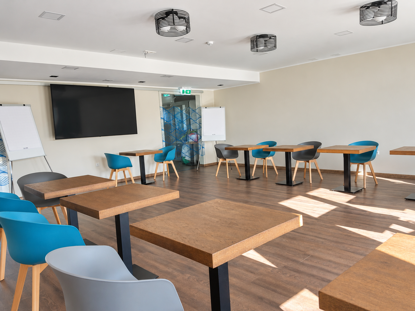 Ristna seminar room with a screen and flipcharts