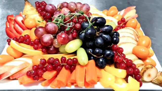 Kohvipaus värskete puuviljadega Ristna sadamas Ristna sadam kohvipaus puuviljad catering üritusel